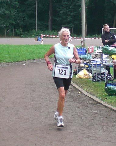 Mitte August lief die Wunstorferin vom NDR-Fernsehen begleitet beim Auenlauf in Leipzig die 100 km in 11:52:43 Stunden.
