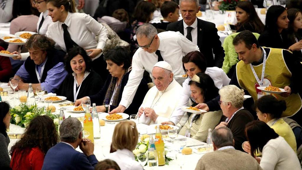 Papst Franziskus isst mit