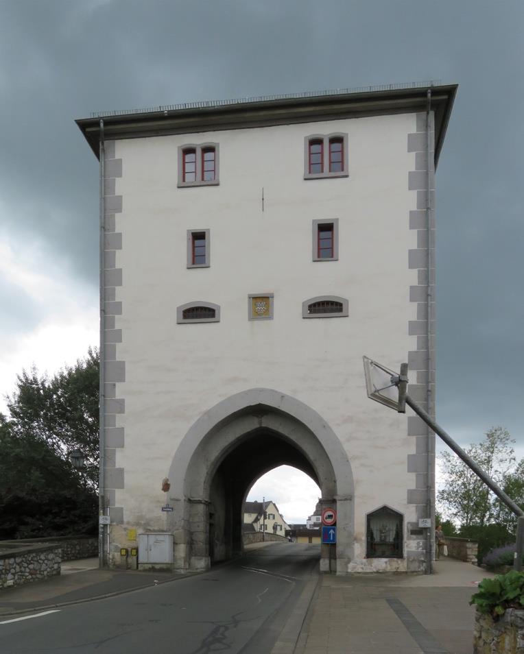Früher war der Turm von einem hohen Dach gekrönt. Um 1800 wurde erhielt er das bis heute bestehende flache Walmdach. 14 Abb.6 Südansicht Brückenturm, Limburg Abb.