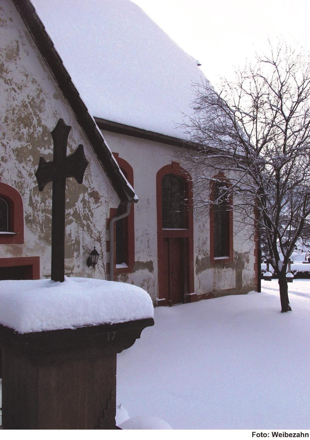 Gusseisernes Grabkreuz an der Nordseite der Laurentiuskirche im Schnee Selig sind, die da Leid tragen; denn sie sollen getröstet werden.