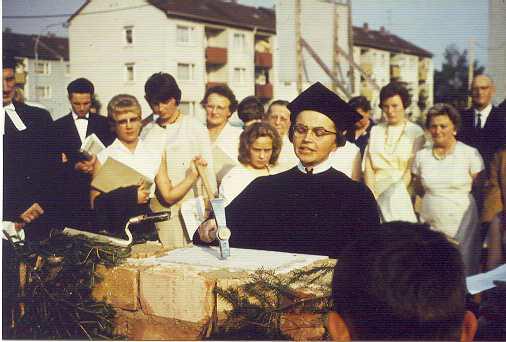 Was unterschied Frauen und Männer im Pfarramt der EKHN vor 1971? 1. Die Amtsbezeichnung Männer werden zu Pfarrern ordiniert, Frauen bei gleicher Ausbildung bis 1959 zu Vikarinnen 2.