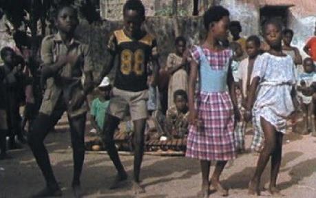 endet mit einem Versuch, gemeinsam mit einem Freund einen neuen Anfang zu machen. Die Straße gehört uns - Einzelfilm Moustapha Dao I Burkina Faso 1987 I 15 min.