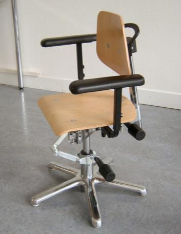 Schritt 3: Produktesuche Schülerstuhl 9 Stühle getestet, 6 mit hoher Nutzerzufriedenheit Kein Produkt erfüllte Anforderungen Neue Anforderungen während Testung entstanden Optimierung nicht möglich
