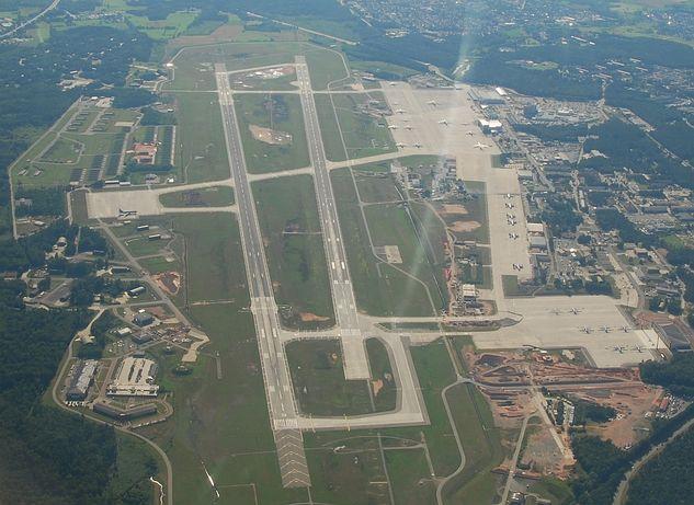 Zeittafel zum Ausbau der Air Base Ramstein 13 1951: Eröffnung durch die US Air Force 1991 und 2003: Logistische Drehscheibe (zusammen mit Rhein-Main Airbase) für Kriegsführung im Irak 2005:
