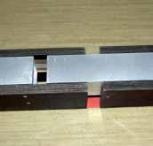 Die Multiplexplatten (Standardfarbe braun) sind so mit den Aluminiumprofilen verbunden, dass der erforderliche Abprallwinkel auch bei hohen Schussbelastungen