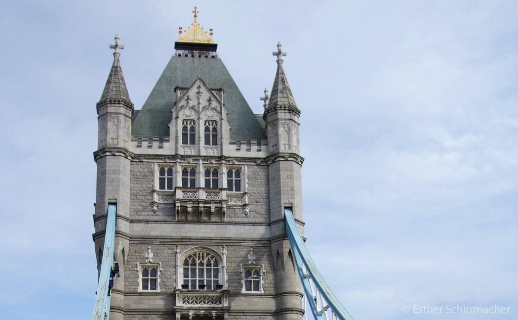 24 Stunden in London: Sehenswürdigkeiten und Highlights Die Tower Bridge, das Wahrzeichen der Stadt Der Buckingham Palace, die oﬃzielle Residenz der britischen Monarchen Der Tower of London, eine