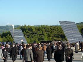 Mit dem Solardach beginnt an der Universität die Arbeit eines Forschungs- und Bildungszentrums, das sich kontinuierlich zu einem Bildungs- und Beratungszentrum für Energieeffizienz und regenerative