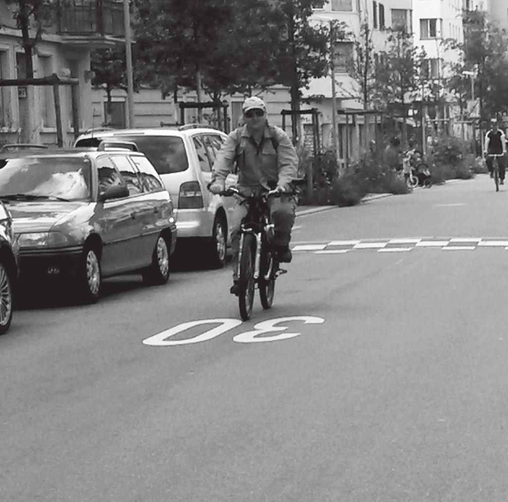 Empfehlungen für Radverkehrsanlagen in Luxemburg Recommandations pour aménagements cyclables au Luxembourg I-01 RADFAHREN IM MISCHVERKEHR Auf radverkehrsfreundlich beruhigten Straßen mit wenig