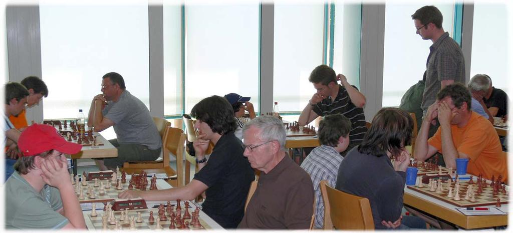 An den Brettern: Bernd Müller und Tobias Schwarzmann. Kiebitz: Holger Schwarzmann 18 SEEBACH - PARTIEN Tobias Schwarzmann - Richard Saathoff Runde 3 1.b3 e5 2.Lb2 d6 3.e4 Sf6 4.d3 g6 5.Sf3 Lg7 6.