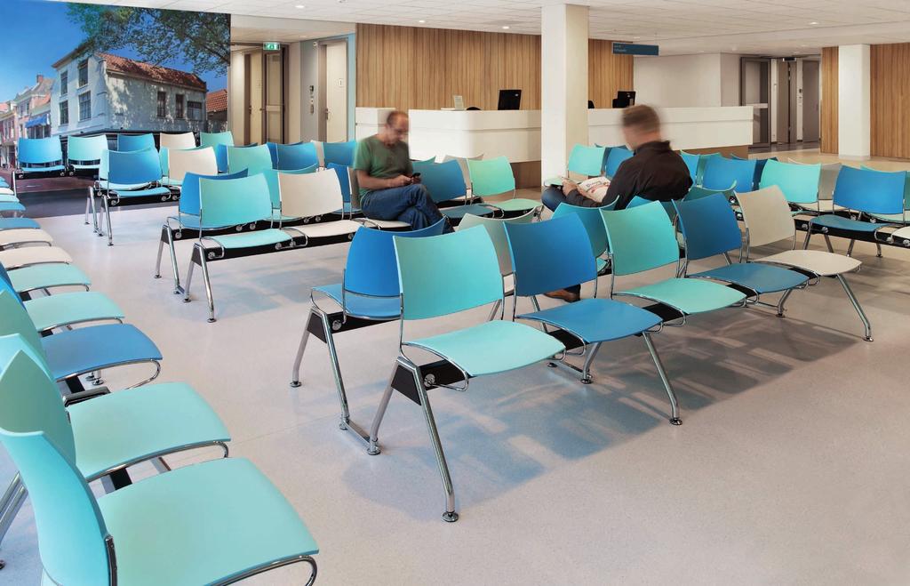 Waiting area Het Groene Hart Ziekenhuis heeft zijn wachtruimtes ingericht met Curvy wachtbanken.