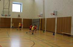 Ähnlich wie beim Streetball kann auch beim Tordribbeln auf 2 Tore, die nur auf einer Seite stehen, gespielt werden Zwei Mannschaften, 4 bis 8 Kinder pro Team.