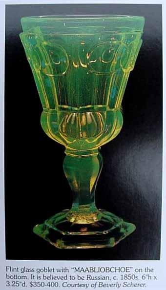 russische, uran-grüngelbe Pressgläser von 1850 findet. Bei dem geschätzten Preis von US $ 300 bis 400 (Christie's: für 8 Gläser mit passenden Untertellern $ 1,800 - $ 2,500!