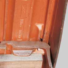 Wie gewohnt den Ortgangziegel mit der Holzschraube VA 4,5x45 mm mindestens 24 mm tief in der Lattung befestigen.
