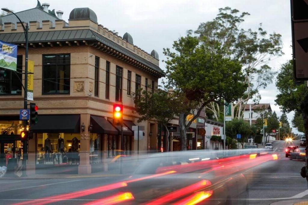 Viele parken am Straßenrand. San Luis Obispo hat viele Parkuhren, besonders in der Innenstadt. Ridesharing Apps Beide Uber und Lyft sind erhältlich in SLO.