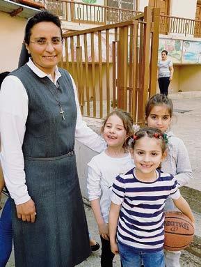 dem Heim angeschlossenen Schulen Die Kinder brauchen Geborgenheit, Sicherheit und Wärme. Schwester Marie Harika oder den Kindergarten.