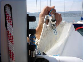 SEGEL SETZEN / BERGEN GROSSSEGEL 1) Bevor das Segel gesetzt werden kann, muss der Segelkopf mit dem obersten Mast-Rutscher mit einem Pinn festgemacht werden.