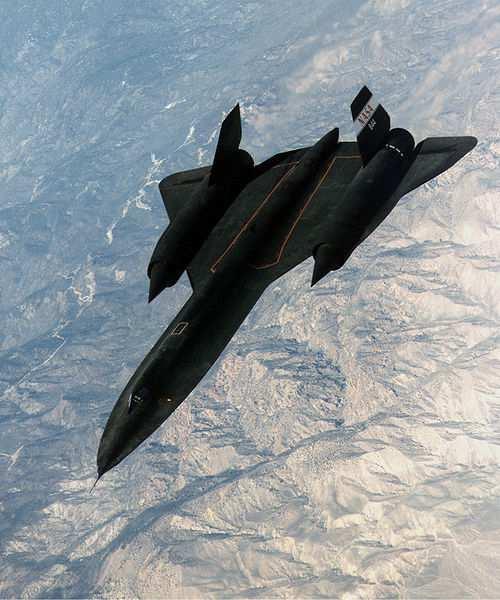 g) Die Lockheed SR-71 Blackbird war ein Spionageflugzeug der USA im Kalten Krieg, das zur Aufnahme von Aufklärungsfotos über fremdem Gebiet eingesetzt wurde.
