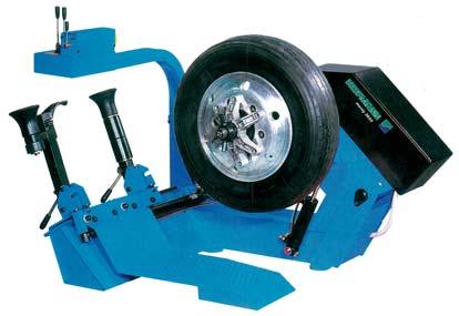 monty 3650 Lkw-Reifen-Montiermaschinen zur Montage und Demontage von schlauchlosen Lkw- und Busreifen auf Stahl- oder Alufelgen Rampe zur einfachen Beladung der Montiermaschine.