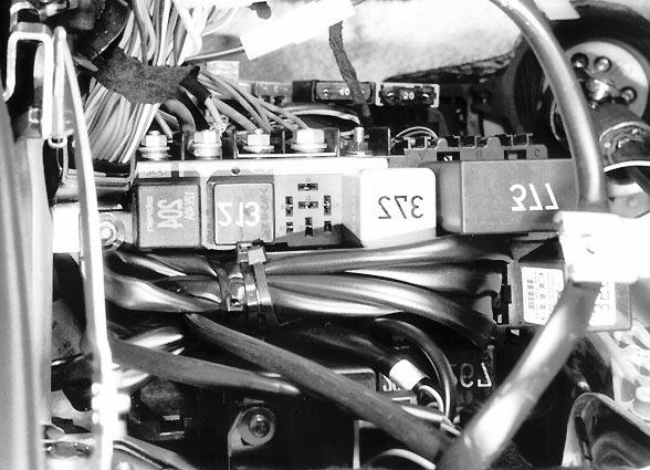 mit Schraube M6x0, Scheibe und Federring in vorhandenem Gewindeeinsatz oberhalb des Fahrzeugsicherungshalters befestigen 46 -