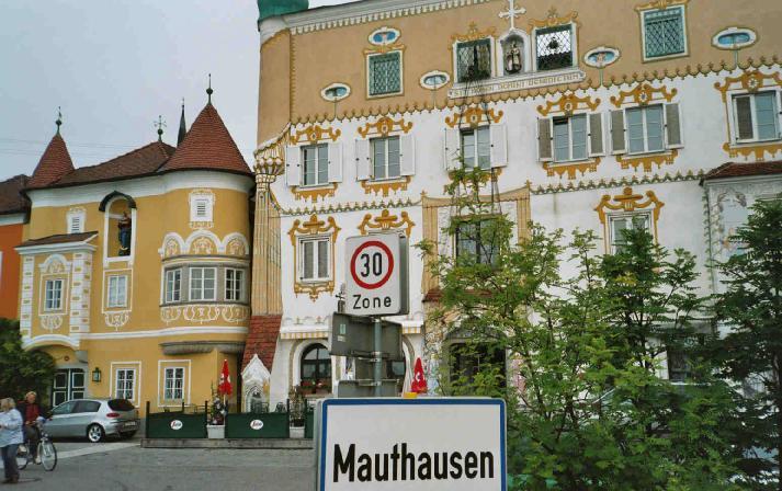 Mauthausen Radler-Pause vor einem der schönen Häuser in Mauthausen. Machen wir einen Abstecher nach Enns, auf die rechten Donauseite?