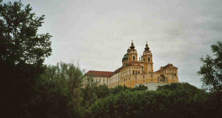 Stift Melk Auf der gegenüberliegenden Seite der Donau, auf einem Hügel liegt das bekannte Benediktinerstift Melk mit einer riesigen Bibliothek voller einzigartiger Originale in prächtigen Räumen.