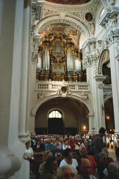 Im Dom zu Passau dessen Orgel eine Attraktion für die Reisenden ist. Sie umfasst mehr als 17.000 Pfeifen, arrangiert in über 250 Registern.