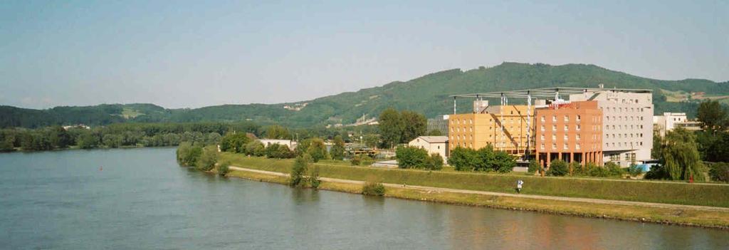 Linz Hotel Steigenberger Maxx Leicht zu finden das Steigenberger Maxx Hotel: man fährt auf der linken Donauseite bis unter der Autobahnbrücke hindurch, die auch Radwege mitführt, und quert die Donau