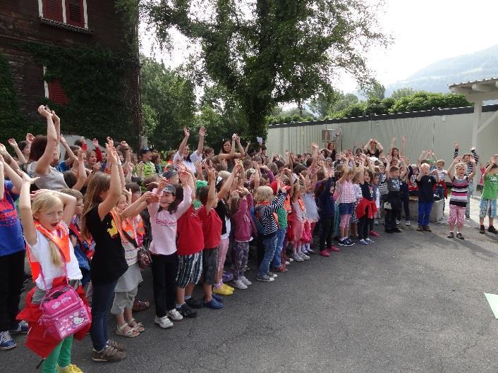 4. Absenzenreglement Absenzen, Dispensationen, Entschuldigungen Im Krankheitsfall melden die Eltern ihr Kind vor Unterrichtsbeginn bei der Lehrkraft direkt oder im Schulhaus ab.