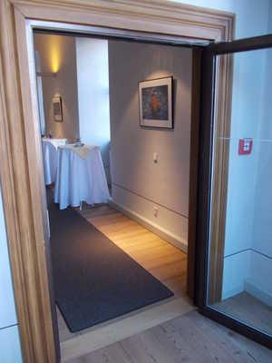 Tür gehört zu: Flure auf den Zimmer- und Tagungsraum-Etagen, Zimmer 119, Tagungsräume Tür bzw. der Türrahmen visuell kontrastreich zur Umgebung abgesetzt.