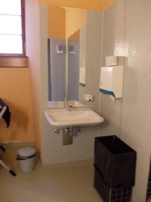 Blick in Gästetoilette am Restaurant Toilette mit Haltegriffen Bewegungsfläche vor dem Waschbecken Zugang Die
