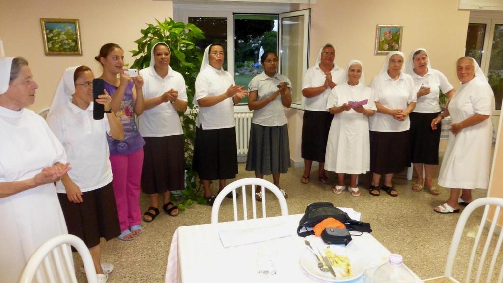 Nach dem Essen bedankten wir uns bei den Schwestern mit Gebet und Gesang.