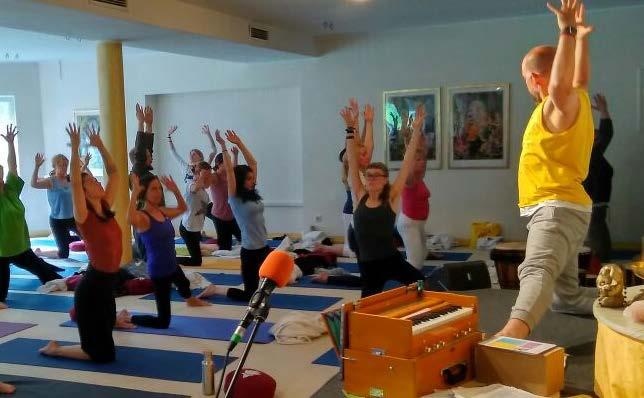 Teilnehmerstimmen Teilnehmer der Mantra-Yogalehrer-Ausbildung berichten "Die Yogastunden werden durch die Mantras bereichert, diese erfreuen die eigene Praxis und Spiritualität, es macht richtig viel