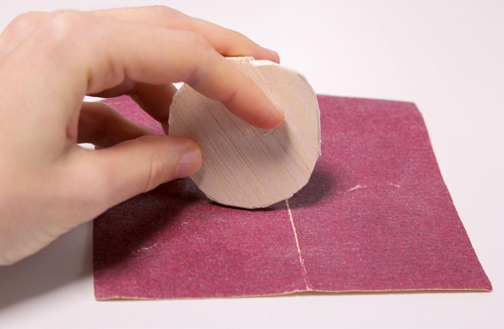 Kanten abschleifen Schleife die Kanten des Holzes mit feinem Schleifpapier ab, so dass keine