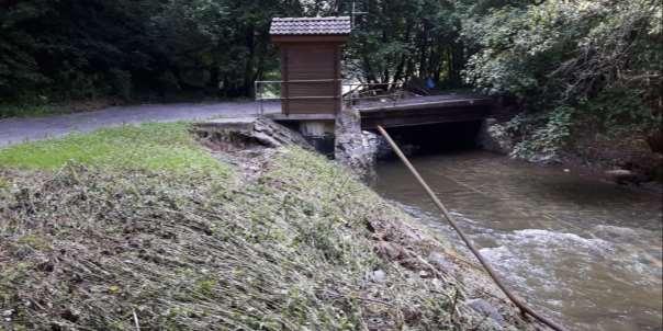 Abbildung 10: Pegelstation Gerach am Fischbach nach dem Hochwasser (Copyright: LfU). In den Orten Herrstein und Fischbach führte das Fischbach-Hochwasser zu beträchtlichen Schäden.