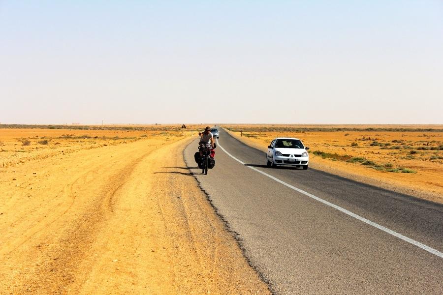 Aber auch die hin und wieder deutlich spürbaren Spurrillen führen dazu, dass es dem Fahrer nicht langweilig wird. Wie muss es nur den Radfahrern gehen, die sich km für km hier entlang quälen?