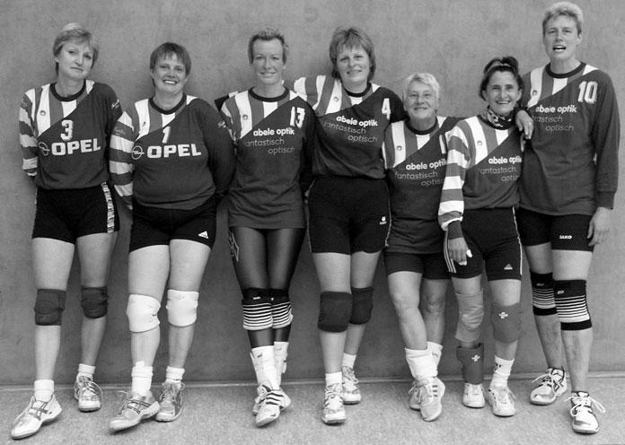 Juli 2006 hessen-volley 60 Seite 20 Die erfolgreiche Mannschaft: Gaby Bongers 1), Barbara Schlosser 2), Heike Wittmann, Birgit Schwarz 2), Karola Dojak, Eva Reuter und Maria Bontrup 1) 1)