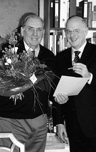 Juli 2006 hessen-volley 60 Seite 3 Landesehrenbrief für Gerhard Vaupel Einem der verdienstvollsten Mitarbeiter im Hessischen Volleyball-Verband e.v. wurde eine große Ehre zuteil.