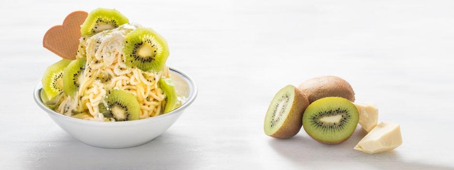 Vanilla ice cream, whipped cream, strawberry sauce, fresh fruit and white chocolate shavings. Spaghetti Kiwi Vanilleeis, Sahne, frische Kiwi, Kiwisoße und weiße Schokoraspel.