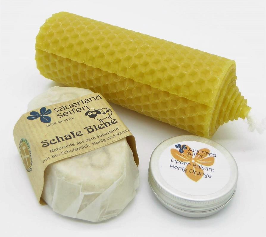 Zusammenarbeit Wir arbeiten mit der Seifenmanufaktur Sauerlandseifen zusammen (siehe Deutsches Bienen Journal 02/2019). Dort beziehen wir Seifen und Lippenbalsam, bei deren Produktion unser Honig bzw.