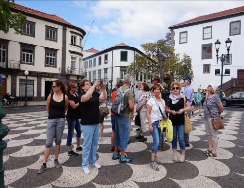 Wir fliegen nach Funchal und werden per Bus zu unserem schön gelegenen Hotel Savoy Calheta Beach**** gebracht.