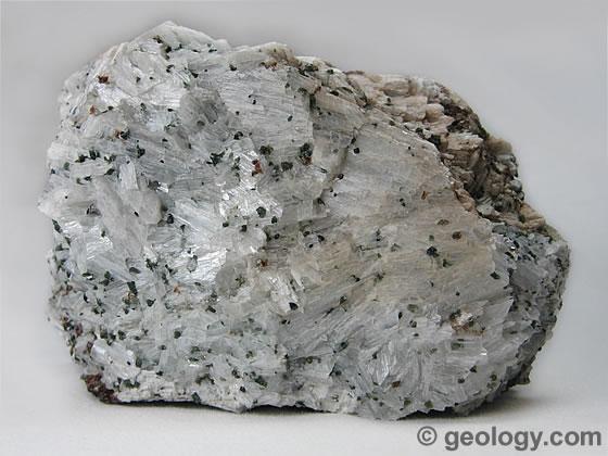 Abbildung 3 - Ausgangsmaterialien für die Mineralisierung (oben links: Olivin, unten links: Wollastonit, oben rechts:
