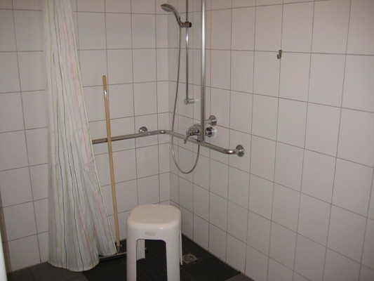 Das Waschbecken ist unterfahrbar in einer Höhe von 67 cm und einer Tiefe von 30 cm oder mehr. Der Spiegel ist im Stehen und Sitzen einsehbar.
