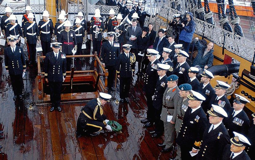 Navy-Offiziere legen 2005 am 200. Jahrestag der Schlacht von Trafalgar einen Kranz an der Stelle auf der Victory nieder, wo Nelson tödlich getroffen wurde.