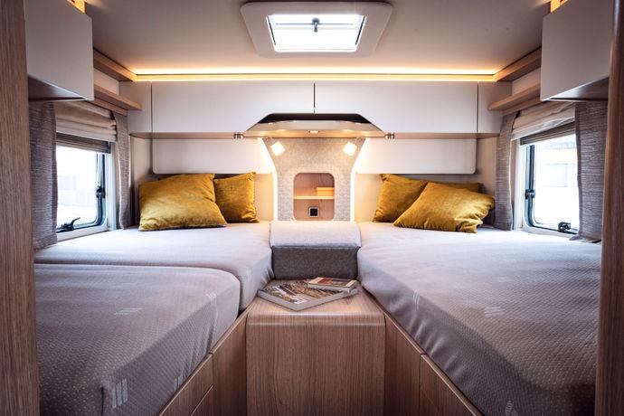 Das Schlafzimmer des Hymermobil B-Klasse MasterLine 780 bietet zwei hochkomfortable Längseinzelbetten mit u ber 2 m Länge und 89 cm Breite, die zur großen