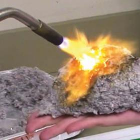 Im Brandfall verhält sich TERMEX wie Massivholz und bildet eine stabile Kohleschicht zur Flamme.