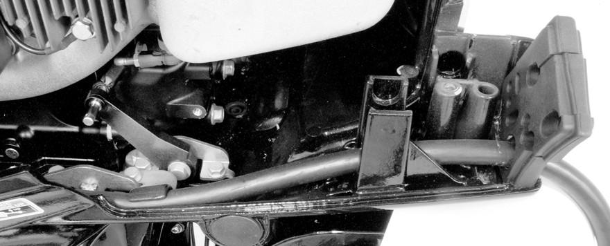 EINBAU 3. Den Kelumhlter lockern. Den Fernschltungs-Kelum wie geildet in die Motorhue und unter den Kelumhlter verlegen.