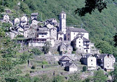Die Berghang-Gemeinde Corippo Das Dorf Corippo im Verzascatal hat seine Eigenheiten bis auf die heutige Zeit bewahrt.