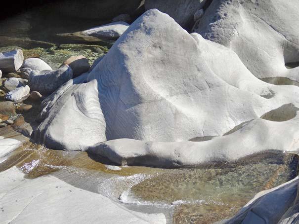Die Gesteinsformationen im Flussbett der Verzasca sind