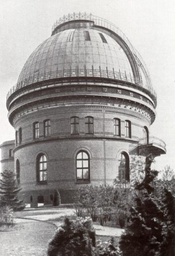 Das große Teleskop mit 80 cm Objektivdurchmesser und 12,20 m Brennweite mit angeschlossenem Spektrographen war