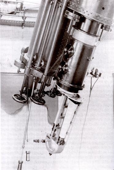 Großer Refraktor und Spektrograph 1907 Obwohl sich nach Inbetriebnahme herausstellte, dass beide Objektive mit Fehlern behaftet waren (nur das kleinere konnte später endgültig zu einem guten Objektiv